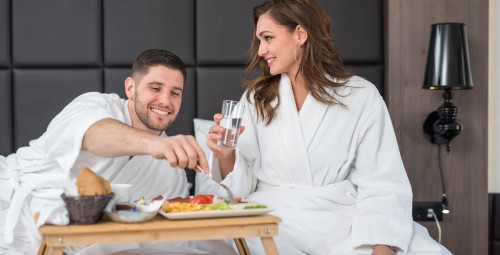 Romantyczny Weekend dla Dwojga w Poznaniu „Noc w płatkach róż” | Poznań-Prezent dla Żony_S