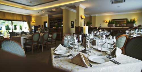 Romantyczny Weekend dla Dwojga w Poznaniu „Noc w płatkach róż” | Poznań-Prezent na Rocznicę_P