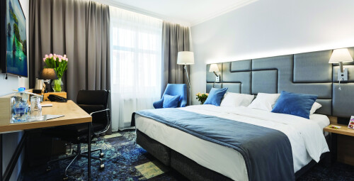 Romantyczny Weekend dla Dwojga w Poznaniu „Noc w płatkach róż” | Poznań-Prezent dla Zakochanych_P