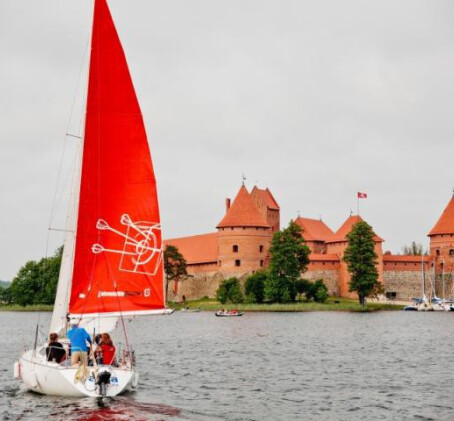 Romantyczna Noc i Żeglowanie na Jeziorze w Trokach | Litwa