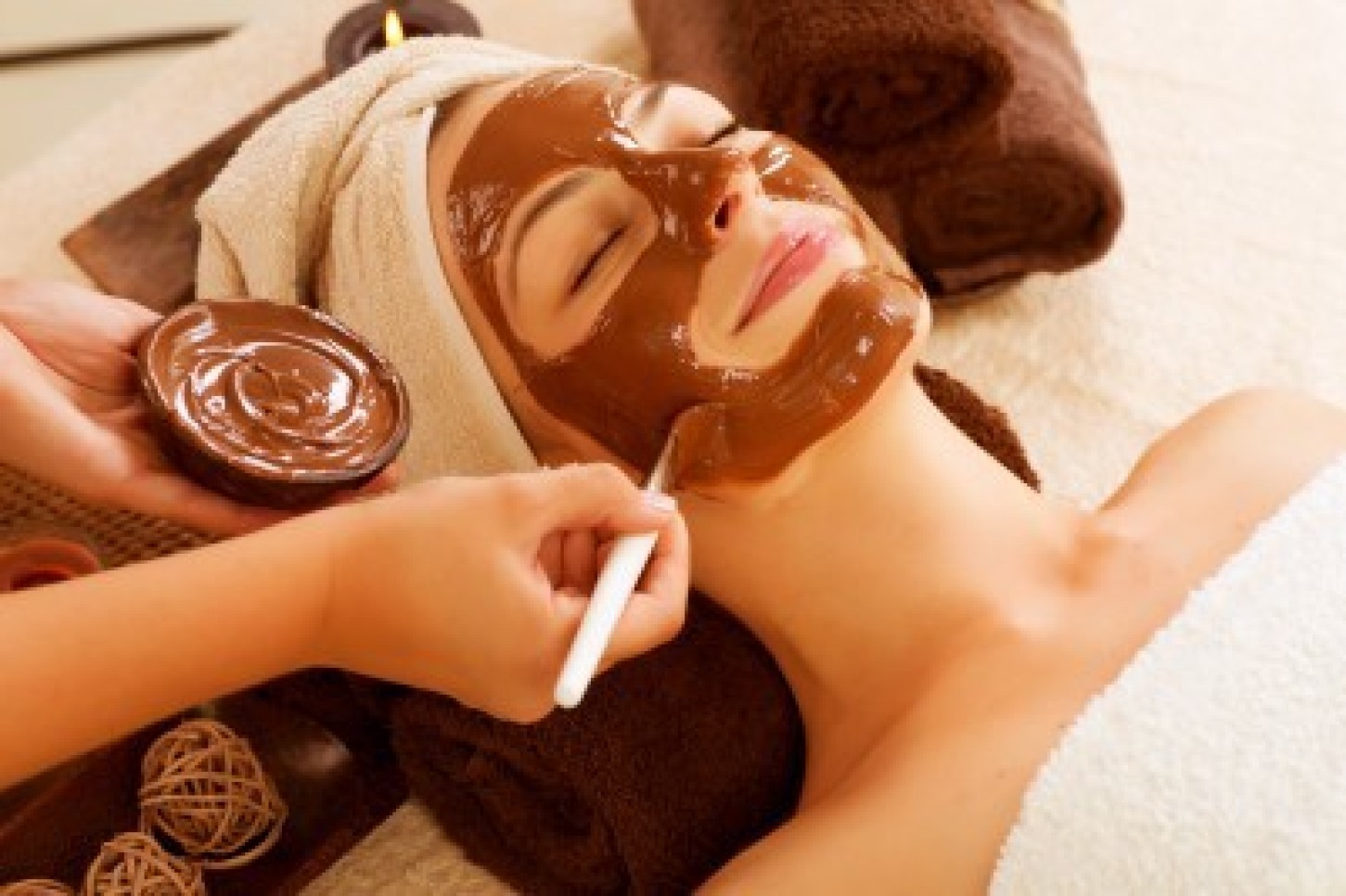 Маска шоколад. Шоколад в косметологии. Шоколадное обертывание для лица. Шоколадная маска.
