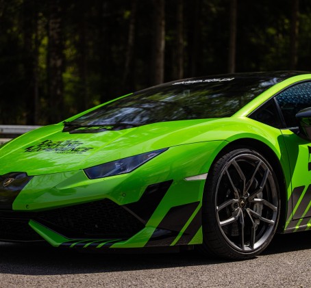 Poprowadź Lamborghini Huracán | 2 okrążenia | Wiele Lokalizacji