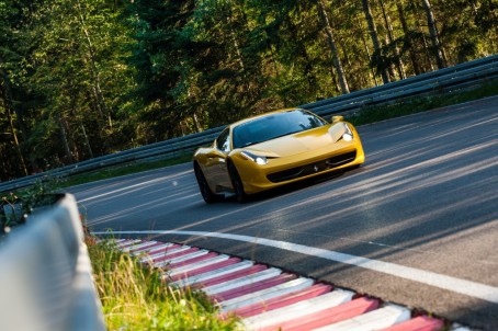 Poprowadź Ferrari 458 Italia (2 okrążenia) | Wiele Lokalizacji 