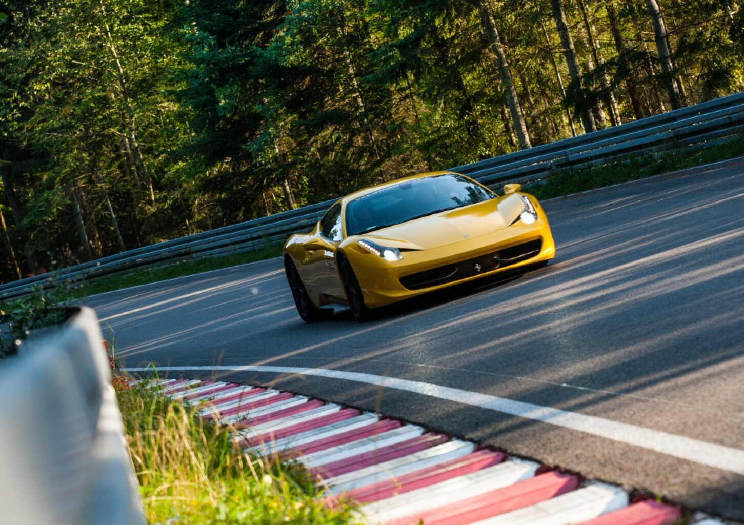 Poprowadź Ferrari 458 Italia (2 okrążenia) | Wiele Lokalizacji 