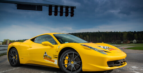 Poprowadź Ferrari 458 Italia (2 okrążenia) - Prezent dla Taty