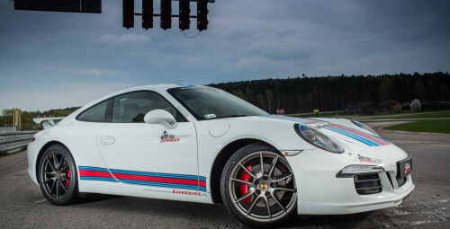 Poprowadź Porsche 911 S Martini Racing Edition (2 okrążenia) - Prezent dla mężczyzny