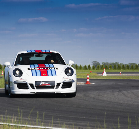Poprowadź Porsche 911 S Martini Racing Edition (2 okrążenia) | Wiele Lokalizacji