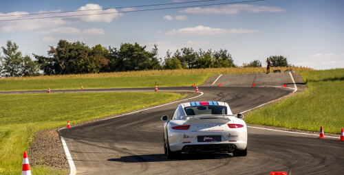 Poprowadź Porsche 911 S Martini Racing Edition (2 okrążenia) - Prezent dla chłopaka