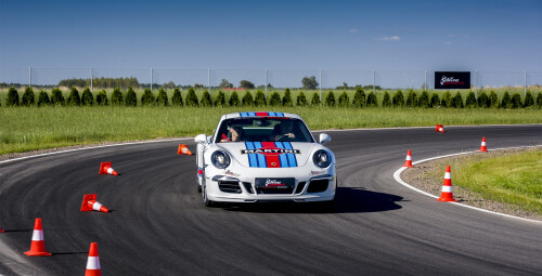 Poprowadź Porsche 911 S Martini Racing Edition (2 okrążenia) - Prezent dla męża