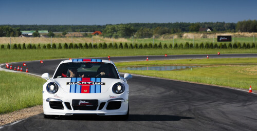 Poprowadź Porsche 911 S Martini Racing Edition (2 okrążenia) - Prezent dla Taty