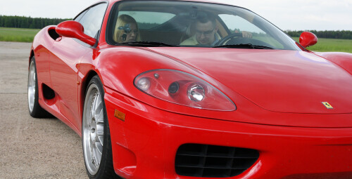Ostra Jazda Ferrari (8 okrążeń) - Prezent dla męża