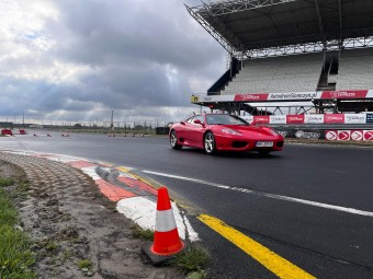 Ostra Jazda Ferrari (4 okrążenia)-Prezent dla Mężczyzny_P