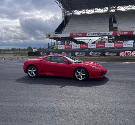 Jazda Ferrari (4 okrążenia) | Wiele Lokalizacji