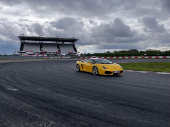 Pojedynek Lamborghini vs Ferrari-Prezent dla Chłopaka_P