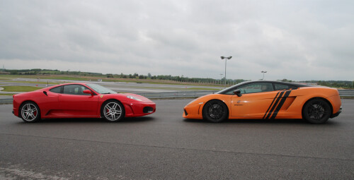 Pojedynek Ferrari vs Lamborghini (4 okrążenia) - Prezent dla mężczyzny