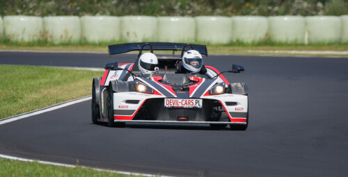 Pojedynek Ariel Atom vs KTM X-Bow (2 okrążenia) | Wiele Lokalizacji  Tor Bednary, Tor Kartingowy Poznań, Tor Jastrząb, Tor Toruń, Tor Ułęż, Tor Kielce-Masłów, Tor Gdańsk-Pszczółki, Tor Słomczyn, Tor Koszalin, Tor Kraków, Tor Olsztyn, Tor Łódź, Tor Modlin, Tor Słabomierz, Tor Wrocław-Oleśnica, Tor Białystok #4