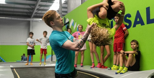 Szalona Zabawa w Parku Trampolin z Trenerem - Prezent dla singla_ P