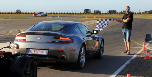 Jazda Aston Martinem Vantage (1 okrążenie) - prezent na święta