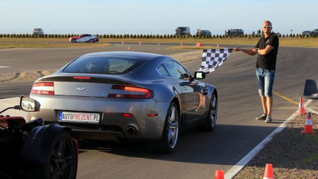 Jazda Aston Martinem Vantage (2 okrążenia) - prezent na urodziny