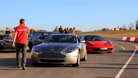 Jazda Aston Martinem Vantage (3 okrążenia) | Wiele Lokalizacji