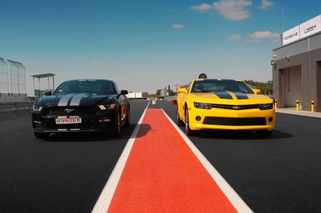 Amerykański Pojedynek Chevrolet Camaro vs Ford Mustang  (4 okrążenia) | Wiele Lokalizacji
