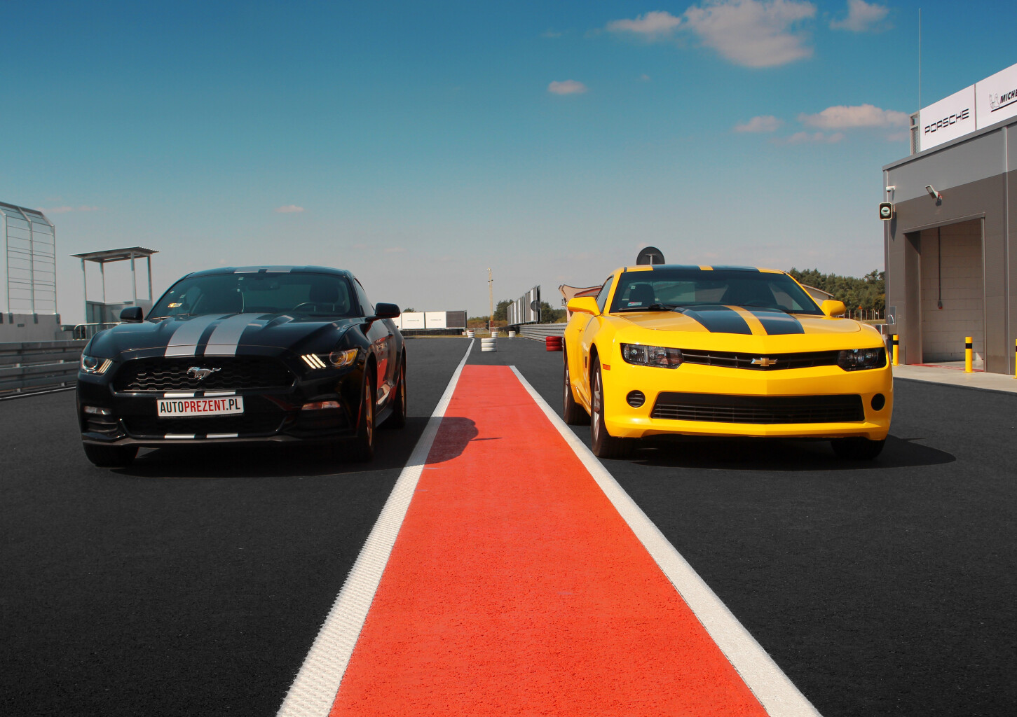 Amerykański Pojedynek Chevrolet Camaro vs Ford Mustang  (4 okrążenia) | Wiele Lokalizacji