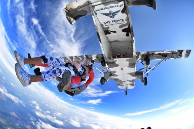 Skok ze Spadochronem z Filmowaniem i Zdjęciami | Piotrków Trybunalski - prezent dla miłośnika adrenaliny