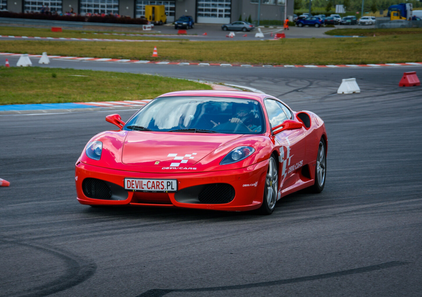Pojedynek Ferrari vs Ariel Atom (4 okrążenia) | Wiele Lokalizacji