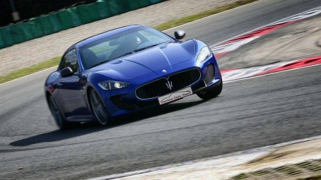 Jazda Maserati (1 okrążenie) | Wiele lokalizacji - prezent dla singla