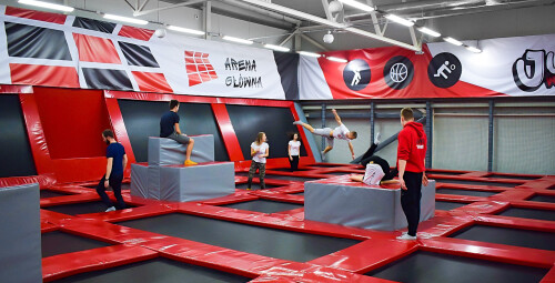 Zabawa w Parku Trampolin dla Rodziny - prezent dla nastolatków