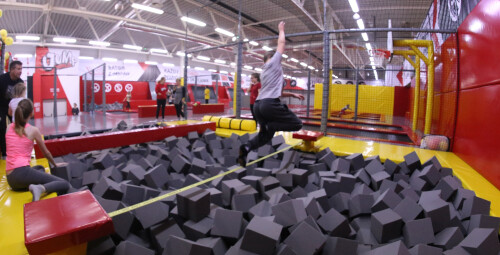 Zabawa w Parku Trampolin dla Rodziny - prezent na święta