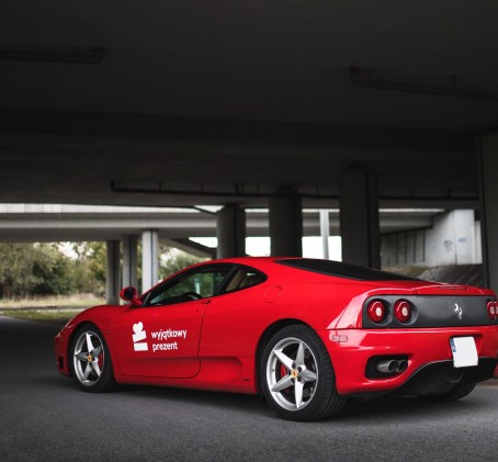 Poszalej Ferrari Ulicami Miasta | Wiele Lokalizacji