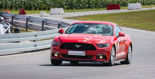 Jazda Fordem Mustangiem (1 okrążenie) - prezent dla męża