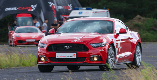 Jazda Fordem Mustangiem (1 okrążenie) - prezent dla faceta