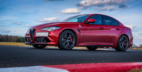 Jazda Alfa Romeo Giulia Quadrifoglio (2 okrążenia) - prezent na dzień chłopaka