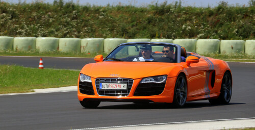 Pojedynek Ferrari F430 vs Audi R8 (2 okrążenia) | Tor Główny - prezent dla fana motoryzacji_P