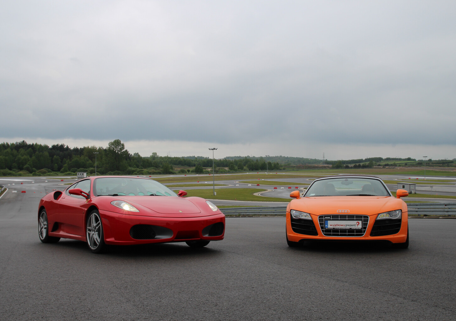 Pojedynek Ferrari F430 vs Audi R8 (2 okrążenia) | Tor Główny