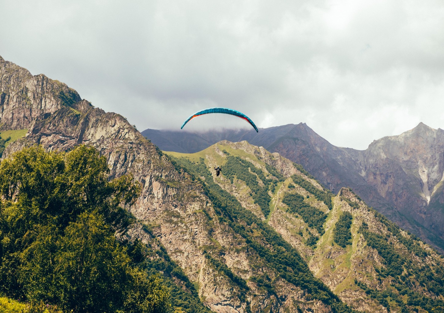 Lot Akrobatyczny Paralotnią nad Górami | Wiele Lokalizacji