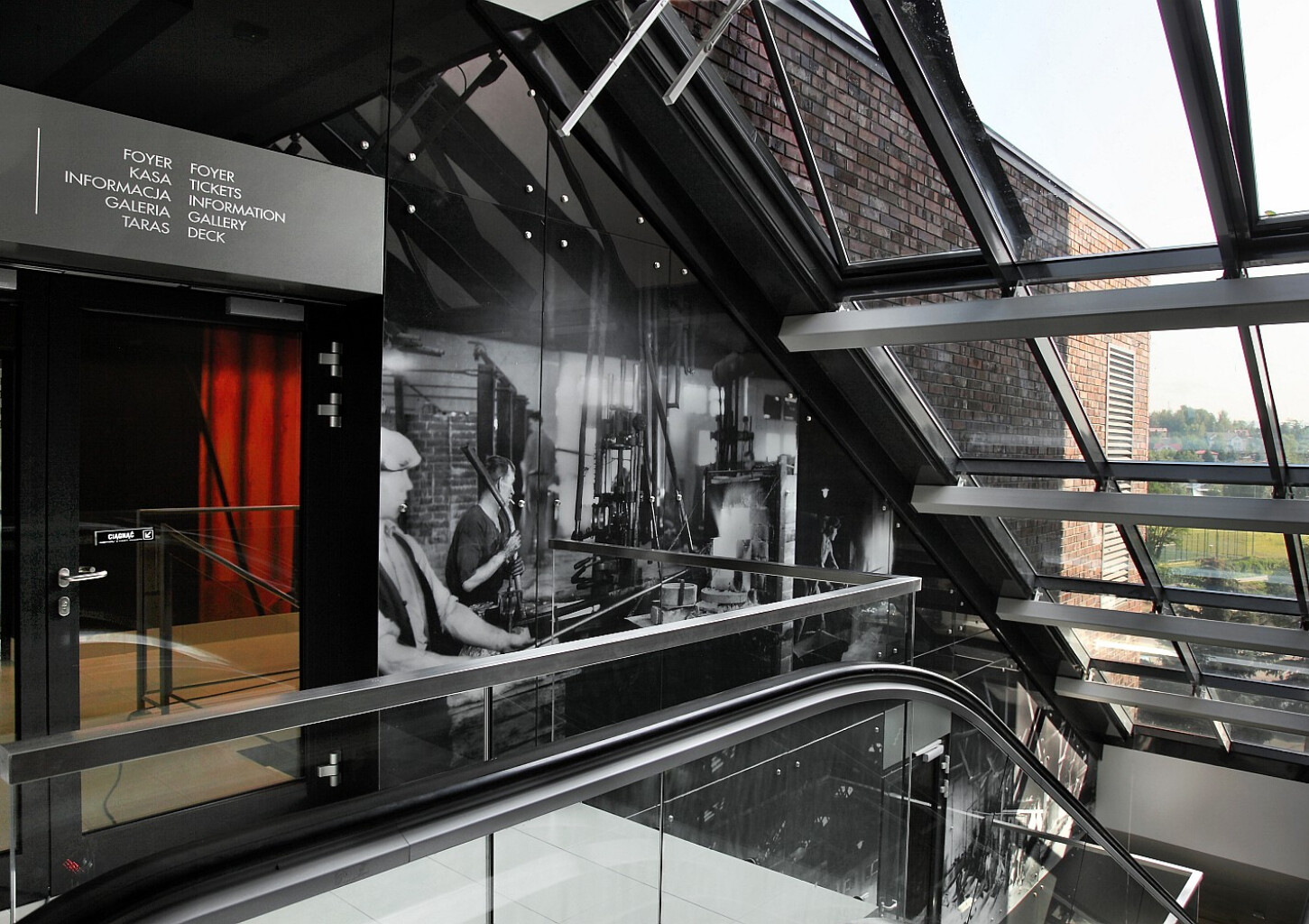 Zwiedzanie Centrum Dziedzictwa Szkła i Piwnic Przedprożnych dla Rodziny | Rzeszów (okolice)