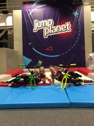 Szalona Zabawa w Parku Trampolin dla Rodziny Wałbrzych Jump Planet p prezent dla rodziny_PP