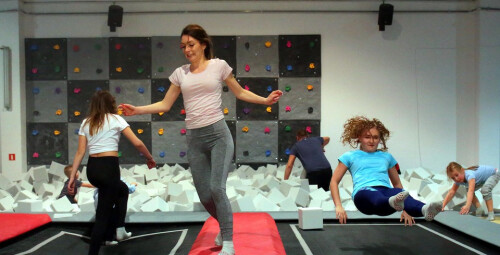 Szalona Zabawa w Parku Trampolin dla Rodziny Wałbrzych Jump Planet p prezent dla nich_PP