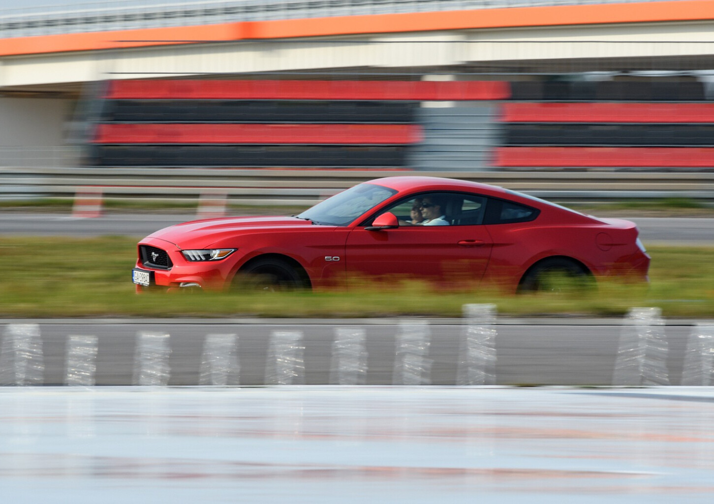 Jazda Fordem Mustangiem (8 okrążeń) | Wiele lokalizacji