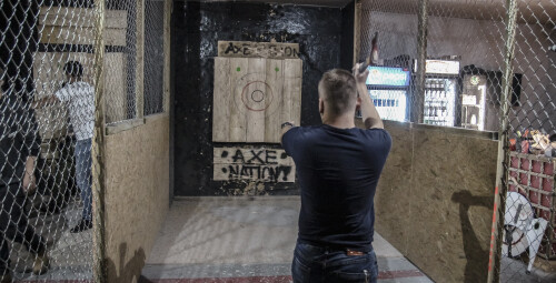 Rzucanie Siekierami do Celu dla Przyjaciół - prezent dla pracowników_P