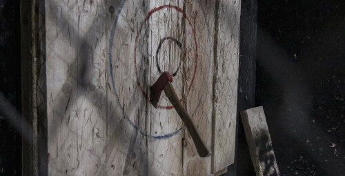 Rzucanie Siekierami do Celu dla Przyjaciół - prezent dla kumpli_P