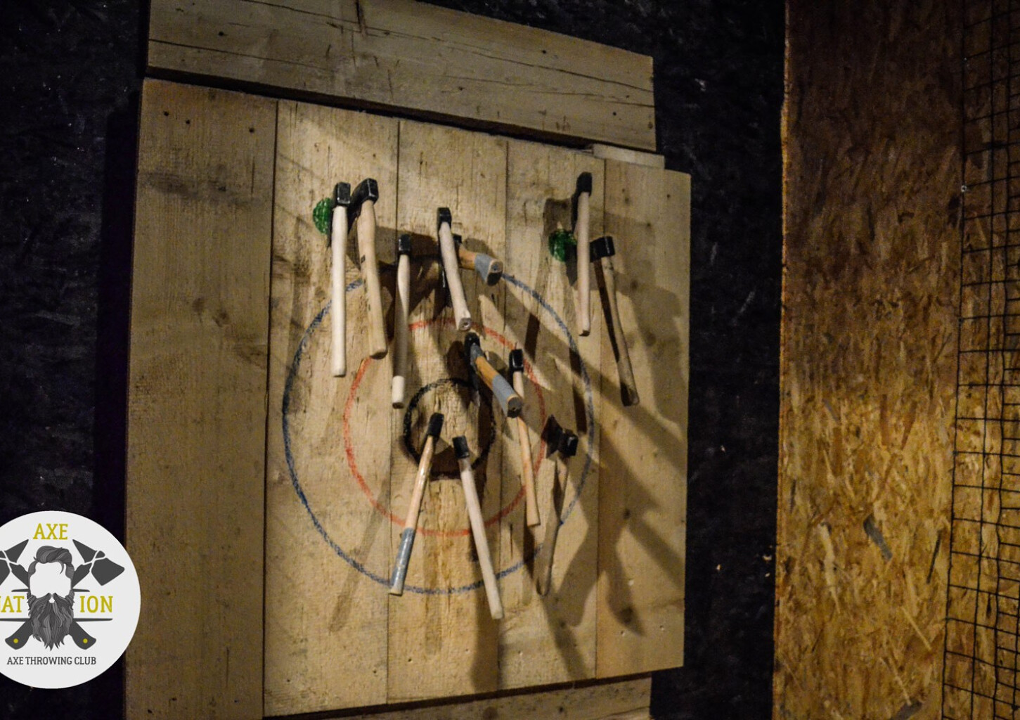 Rzucanie Siekierami do Celu dla Przyjaciół | Kraków