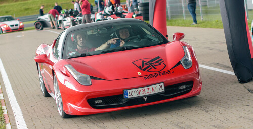 Jazda Ferrari F458 Italia (2 okrążenia) PREZENT DLA FACETA P