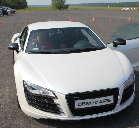Pojedynek Audi R8 V8 vs. Nissan GTR | 2 okrążenia | Wiele Lokalizacji