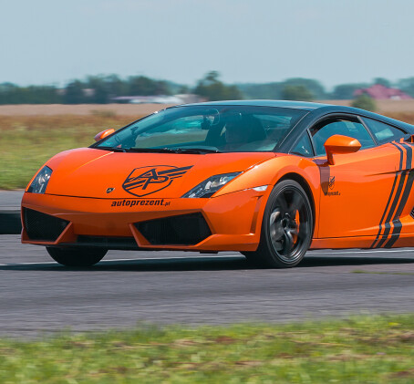 Pojedynek Lamborghini Gallardo vs. Nissan GTR | 2 okrążenia | Wiele Lokalizacji