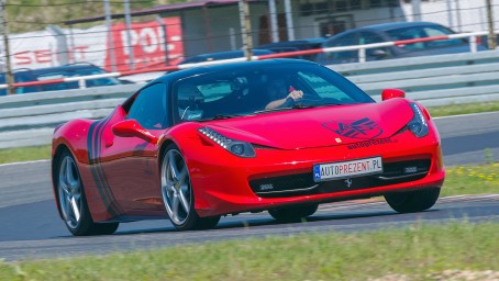 Pojedynek Ferrari 458 Italia vs. Lamborghini Gallardo | 2 okrążenia | Wiele Lokalizacji