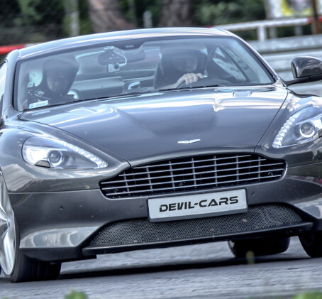 Pojedynek Aston Martin DB9 vs. Ferrari 458 Italia | 2 okrążenia | Wiele Lokalizacji